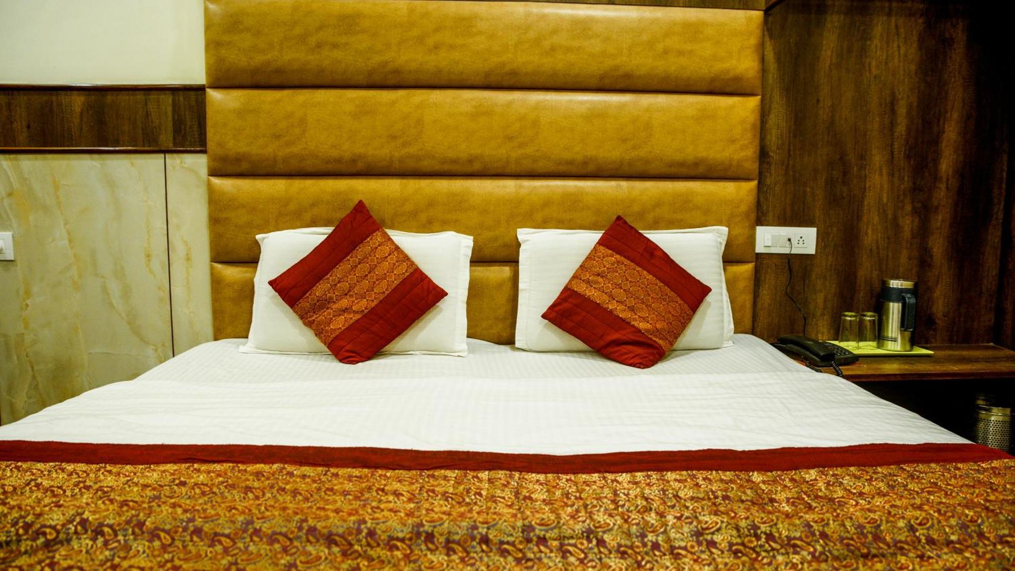 Hotel Raghunath Джаму Екстериор снимка