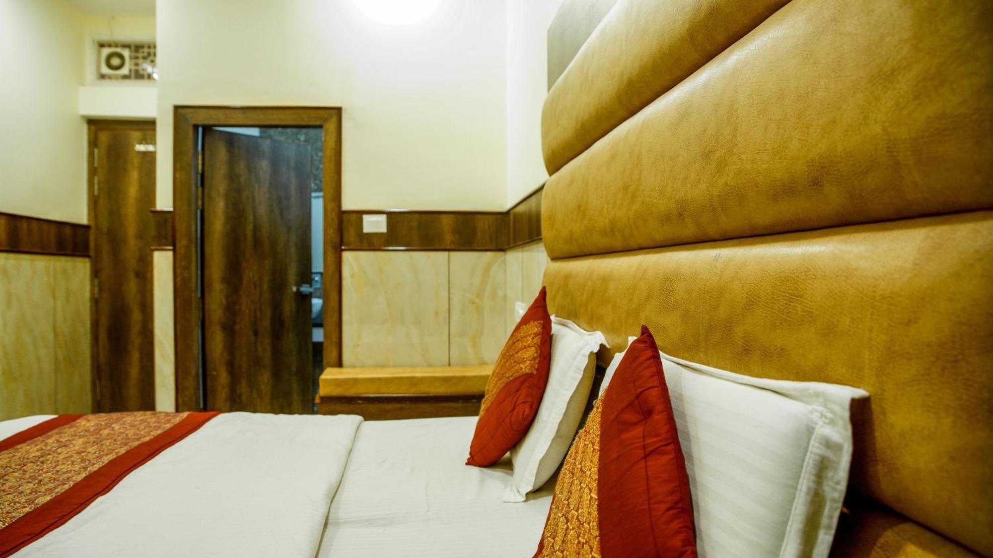 Hotel Raghunath Джаму Екстериор снимка