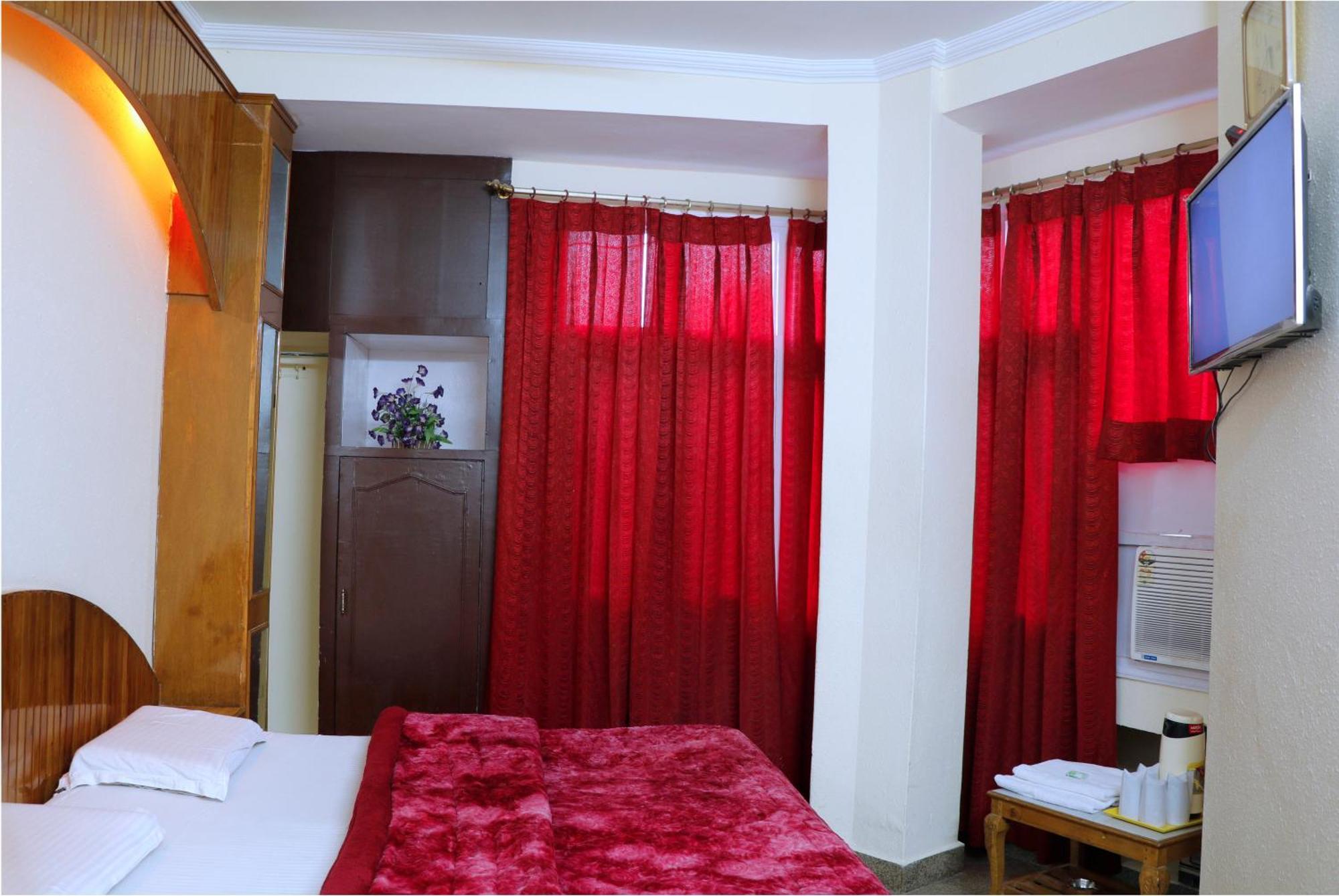 Hotel Raghunath Джаму Екстериор снимка