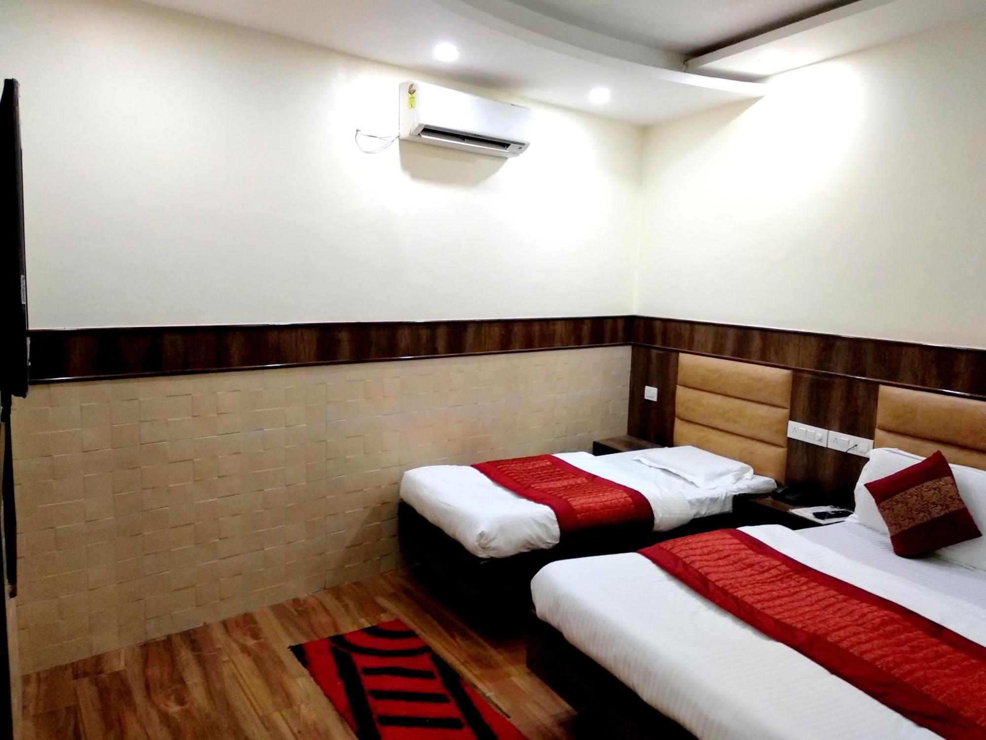 Hotel Raghunath Джаму Екстериор снимка