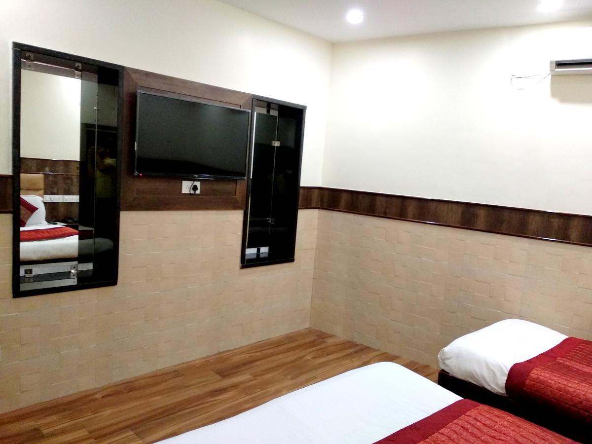Hotel Raghunath Джаму Екстериор снимка