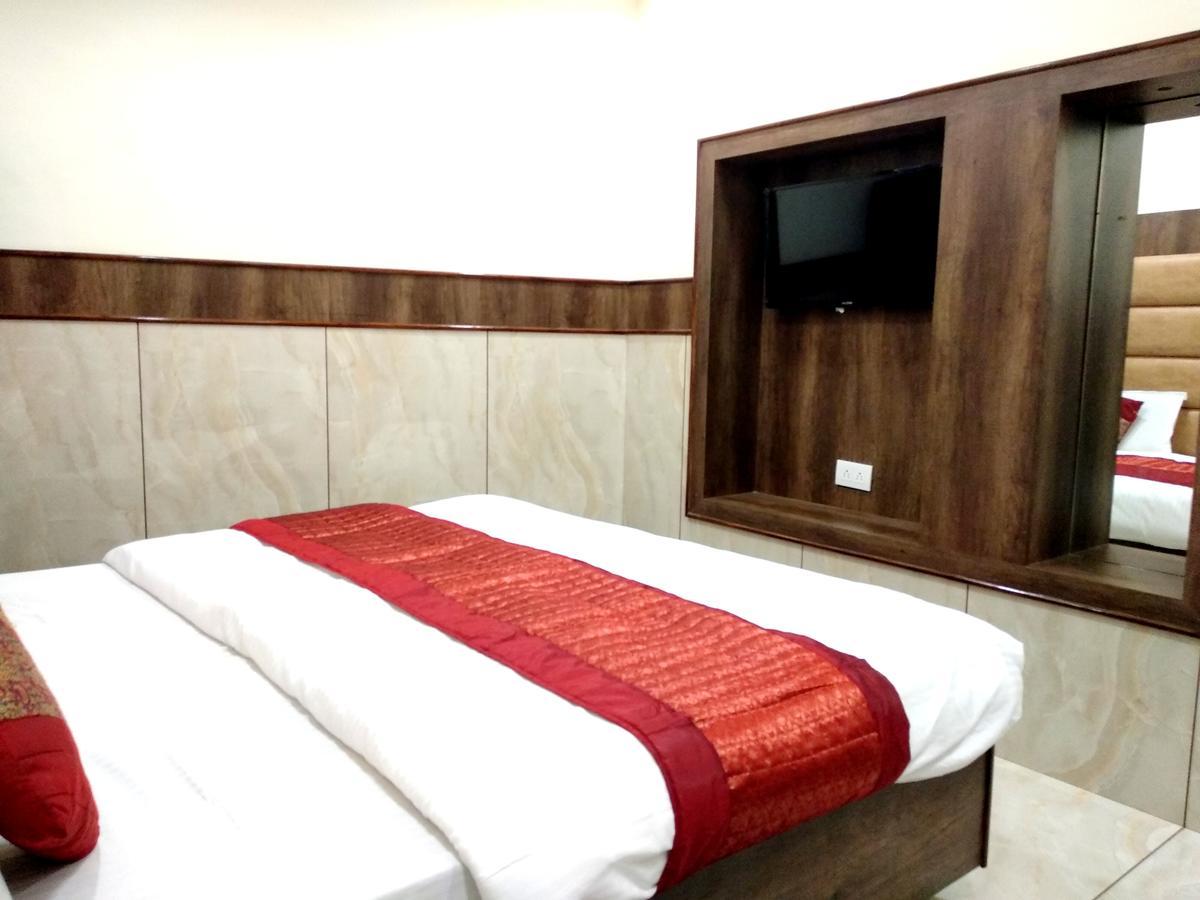 Hotel Raghunath Джаму Екстериор снимка