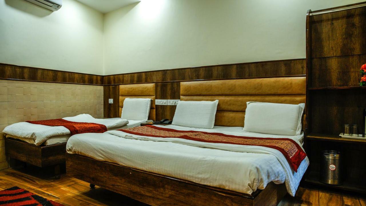 Hotel Raghunath Джаму Екстериор снимка